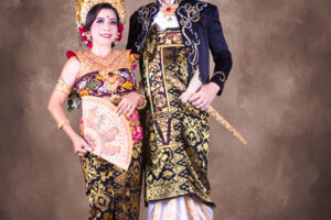 Foto Keluarga Adat Bali di Studio Indoor – Booking Sekarang di Rudhia Salon Denpasar!