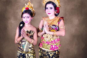 Foto Keluarga Adat Bali di Studio Indoor – Booking Sekarang di Rudhia Salon Denpasar!