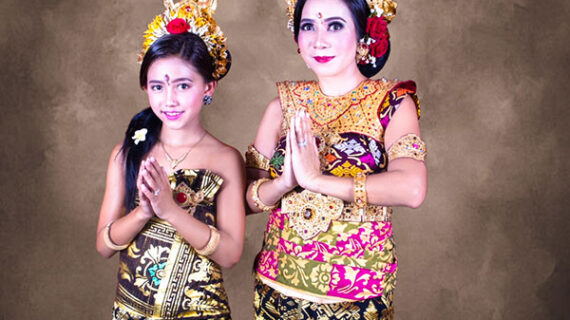 Foto Keluarga Adat Bali di Studio Indoor – Booking Sekarang di Rudhia Salon Denpasar!
