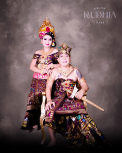 foto keluarga adat Bali indoor