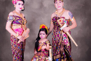 Foto Keluarga Adat Bali di Studio Indoor – Booking Sekarang di Rudhia Salon Denpasar!