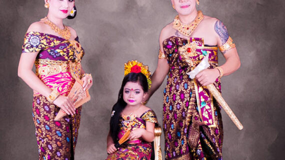 Foto Keluarga Adat Bali di Studio Indoor – Booking Sekarang di Rudhia Salon Denpasar!