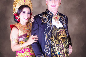 Paket Prewedding Indoor Studio Adat Bali di Rudhia Salon Denpasar – Elegan & Berkesan!