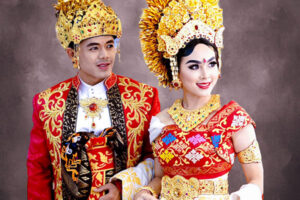 Studio Foto Prewedding Indoor Adat Bali di Denpasar – Hasil Mewah & Profesional!
